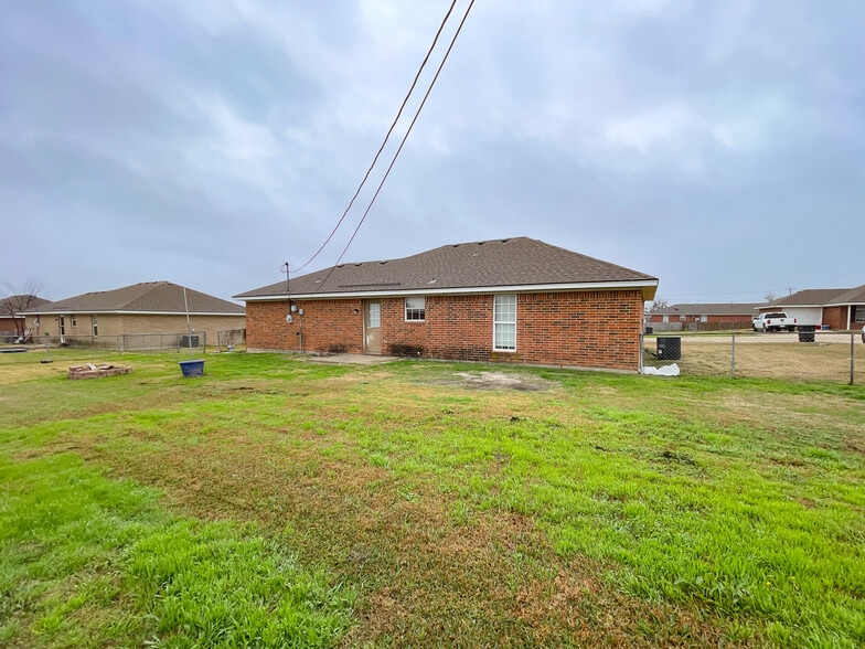 Building Photo - 141 Spring Country