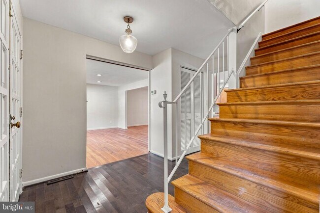 Building Photo - 4631 Hawksbury Rd