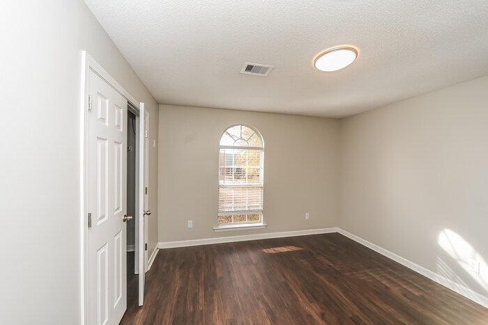 Building Photo - 9939 Greenalder Cove N