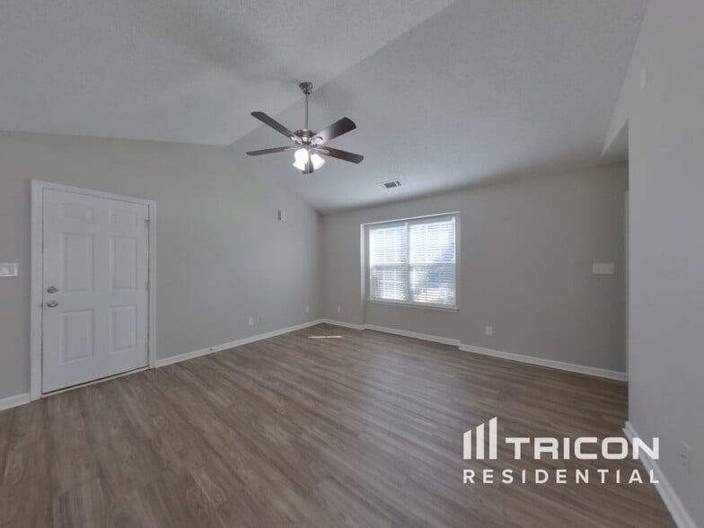 Building Photo - 2000 Taras Trace Dr