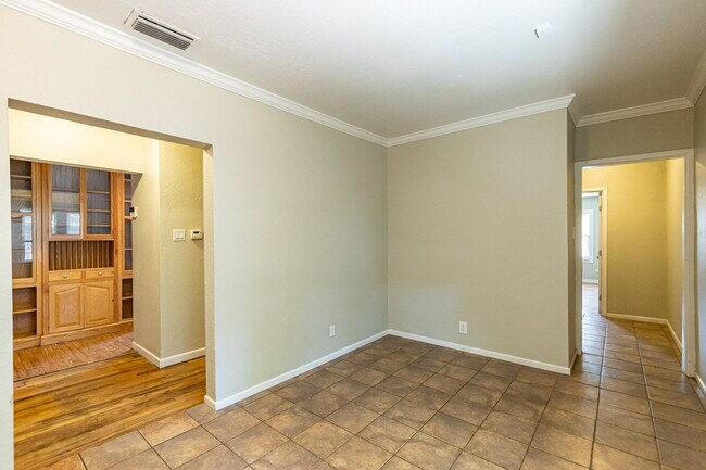 Building Photo - Large 2 story Home