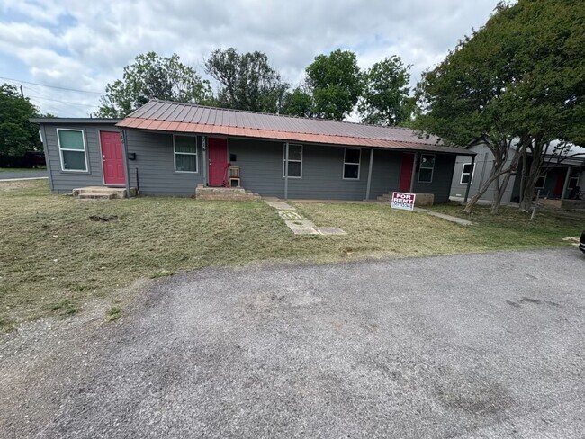 Building Photo - 510_Three Southsiders_706 -714 S Burleson
