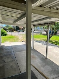 Building Photo - Centrally Located 2 Bed With Washer/Dryer Hookups