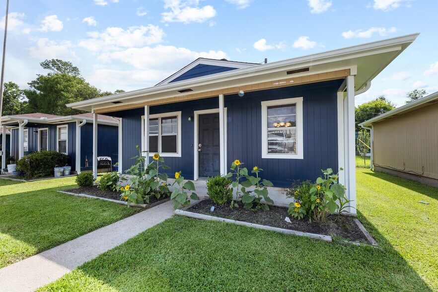 Building Photo - 717 Cedar Bayou Rd