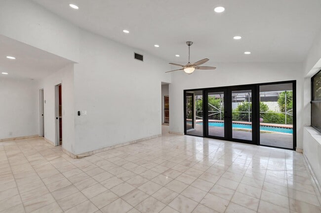 Building Photo - 7810 Villa Nova Dr