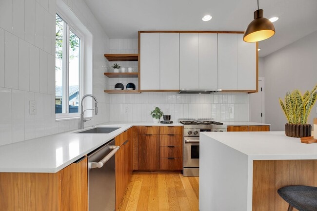 Building Photo - Urban Modern 5 Bedrooms, 3 1/2 Bathrooms, ...