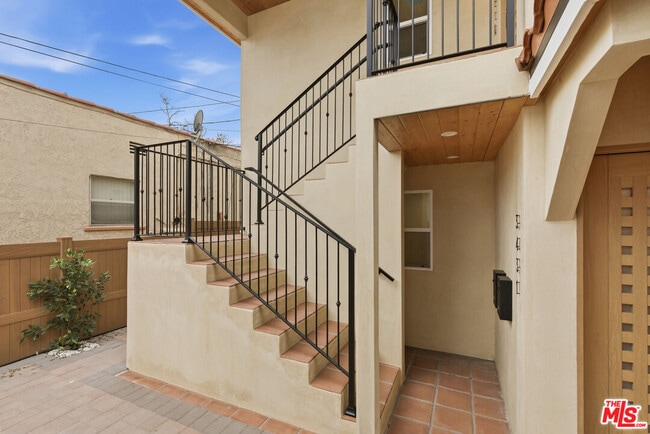 Building Photo - 3431 Edgehill Dr