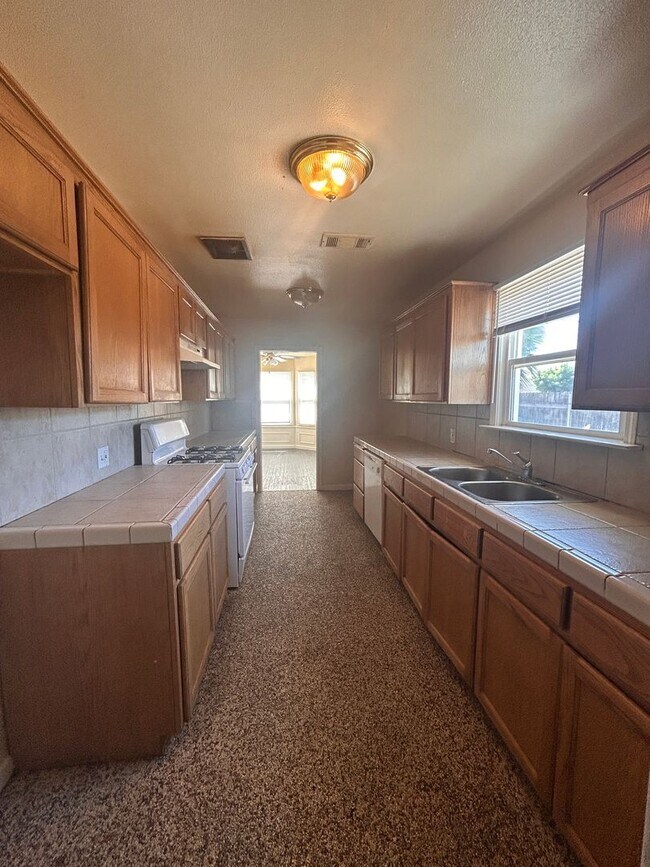 Building Photo - Affordable in Northwest Hanford with central air