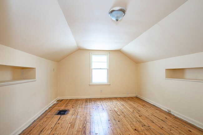 Building Photo - 2 BED 1.5  BATH BEAUTIFUL SINGLE FAMILY HO...