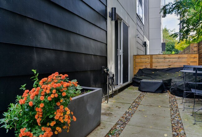 Building Photo - Modern 3 bed/ 2.5 bath townhome in Ballard!