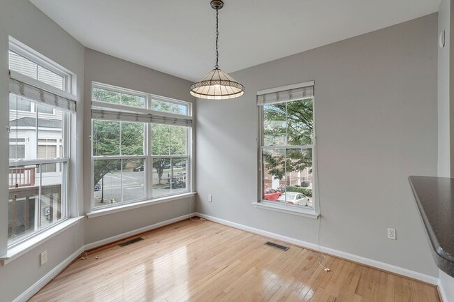 Building Photo - Spacious 4-Level Townhome with Loft in Cam...