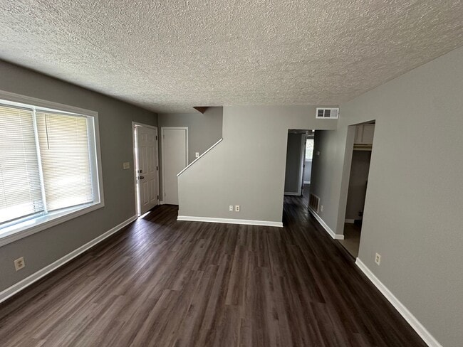 Building Photo - House for rent: Four bedroom,One bath, sto...