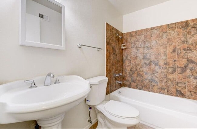 Building Photo - Spacious Home in Quiet Mira Mesa Neighborhood