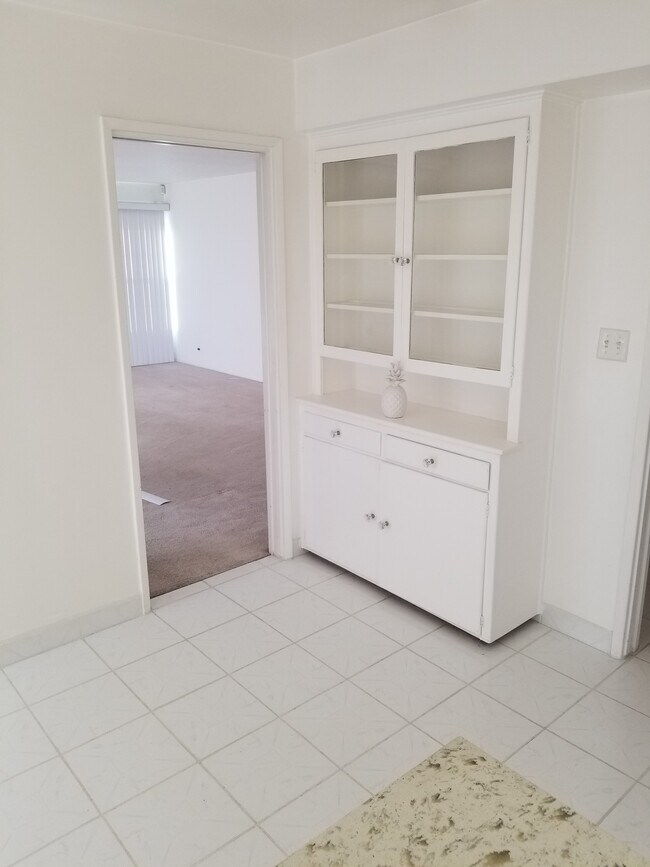 Building Photo - 333 W 33rd St