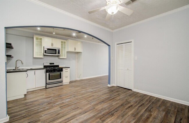 Building Photo - 2111 Summer St