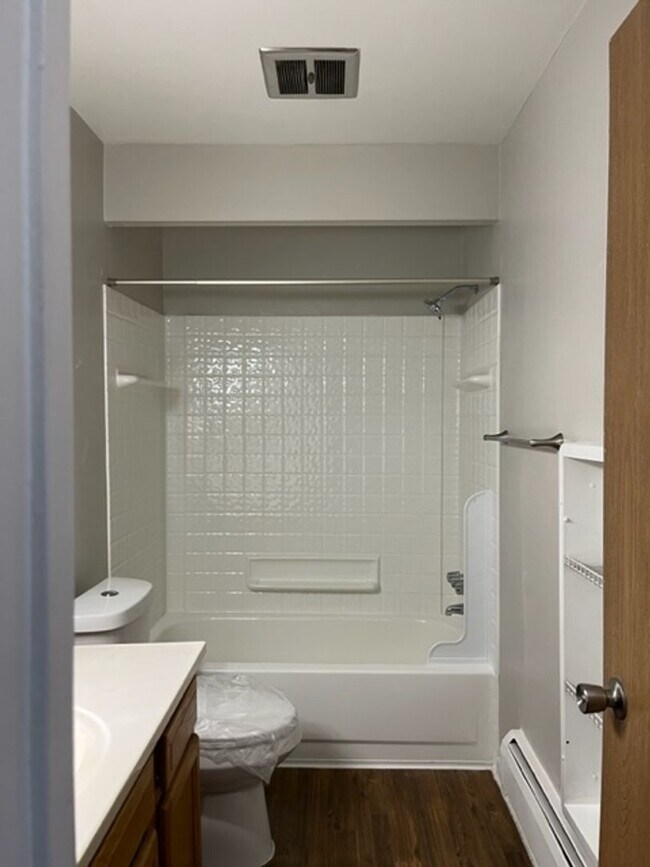 Building Photo - Charming 1 bedroom/1 bathroom apartment ne...