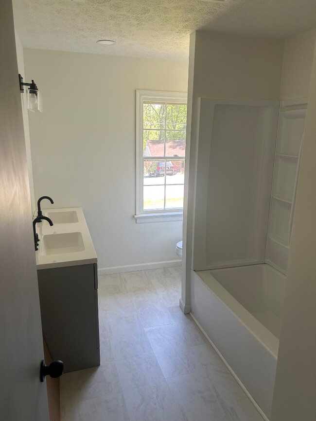 Building Photo - 1103 Ashbourne Dr