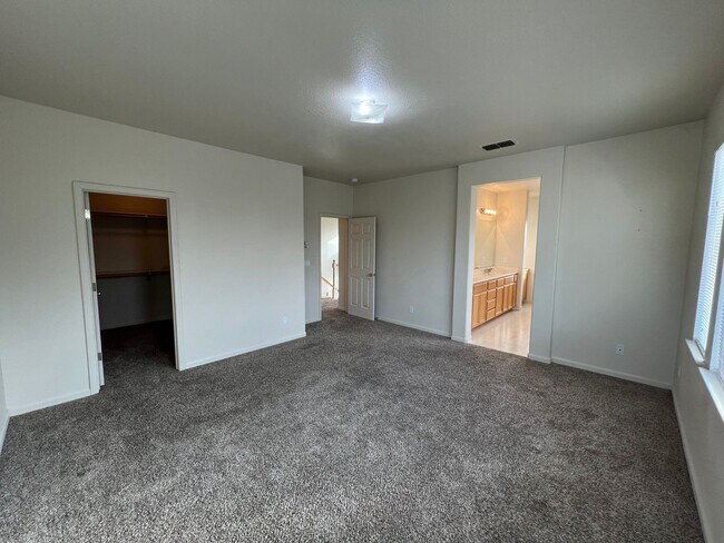 Building Photo - Large Two Story Crossroads Home!