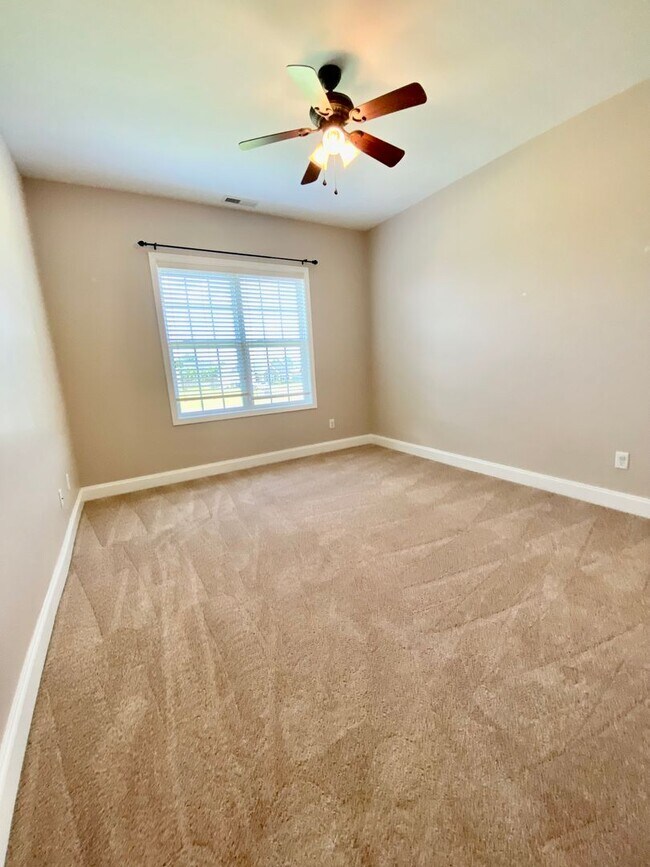Building Photo - Huge 6 Bedroom Home In The Bluffs On The New River