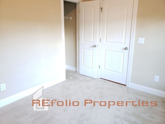 Building Photo - Lovely 3 Story 3 Bedroom 3.5 Bath 1 Car-Ga...