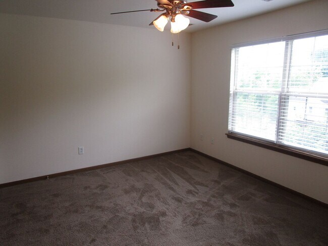 Building Photo - 605-607-607 Glenstone Dr