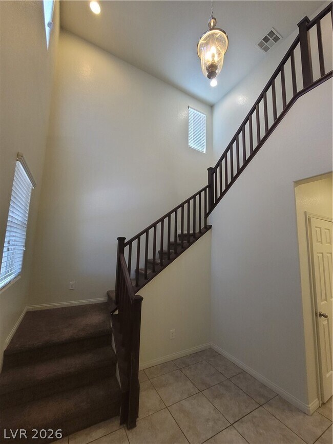 Building Photo - 2409 W Gilmore Ave