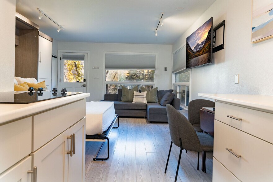 Primary Photo - 900 E Hopkins Ave