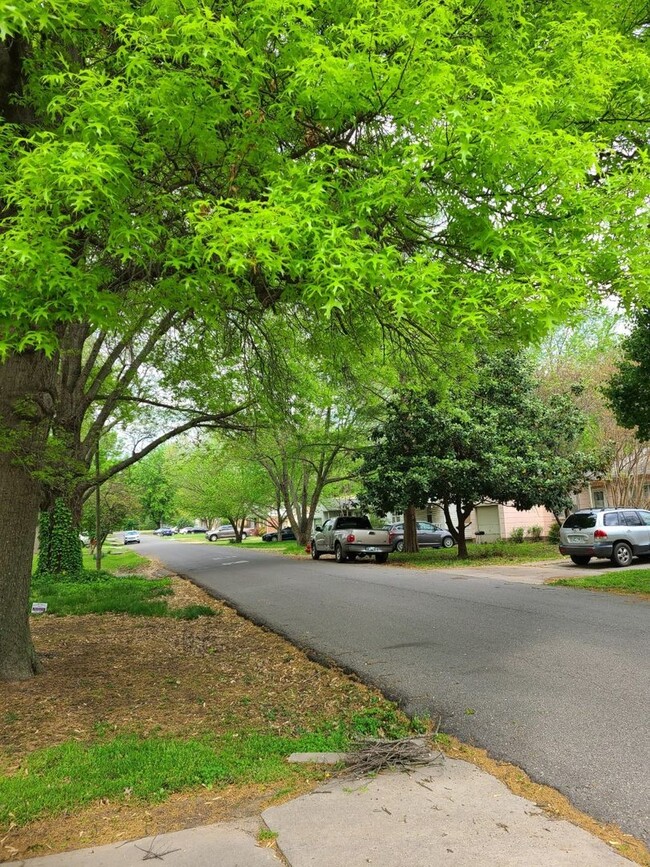 Building Photo - Immaculate, trendy and Ready for move in! ...