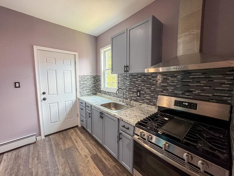 Building Photo - 354 N Main St