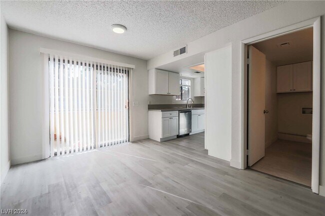 Building Photo - 200 Bel Port Dr