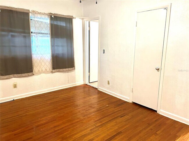 Building Photo - 112 Dahlia Dr