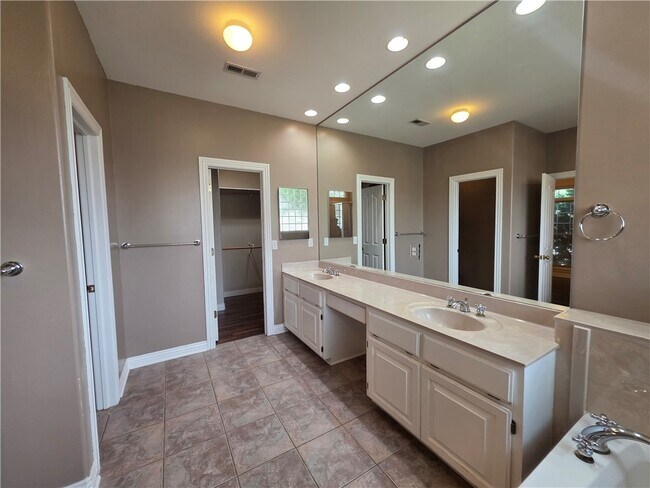 Building Photo - 302 Cross Creek Dr