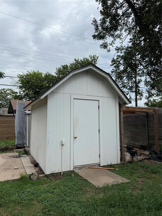 Building Photo - 202 W Crestland Dr