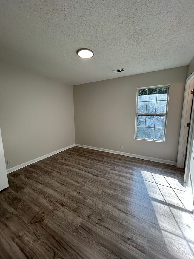 Building Photo - 3-Bedroom, 2-Bath Home on almost an 1 Acre – Pet-Friendly!