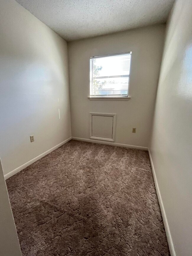 Building Photo - 165 Scottwood Dr SE