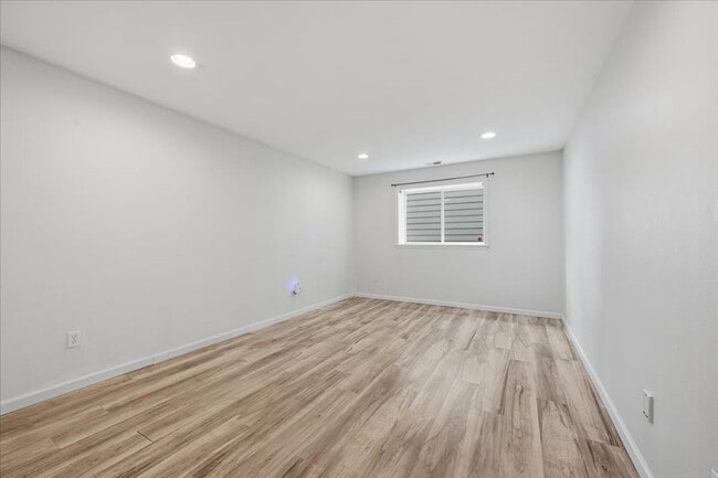 Building Photo - Kent Home