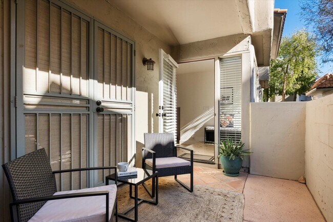 Building Photo - 1820 E Morten Ave