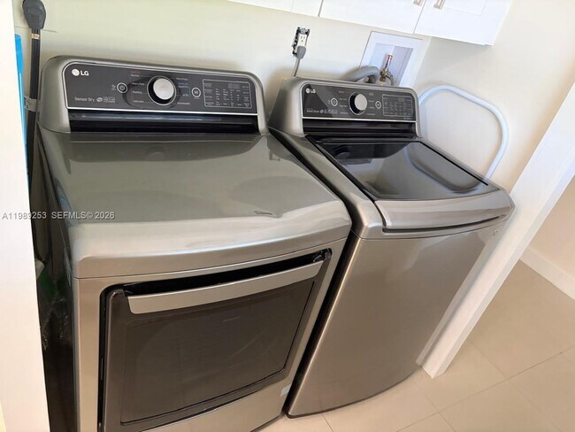 Building Photo - 3520 Oaks Way