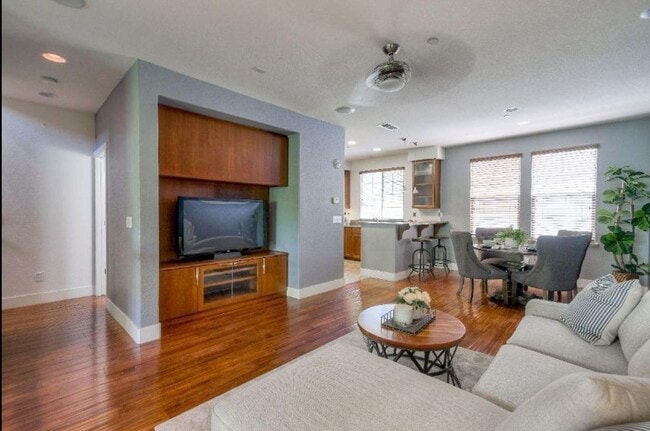 Building Photo - 405 Washington Square