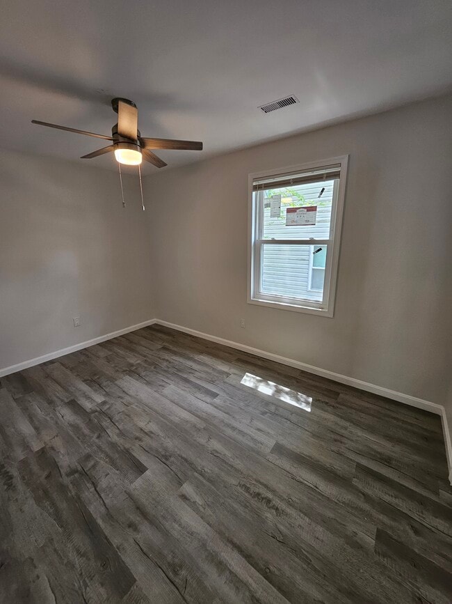 Building Photo - 906 Elfin Ave