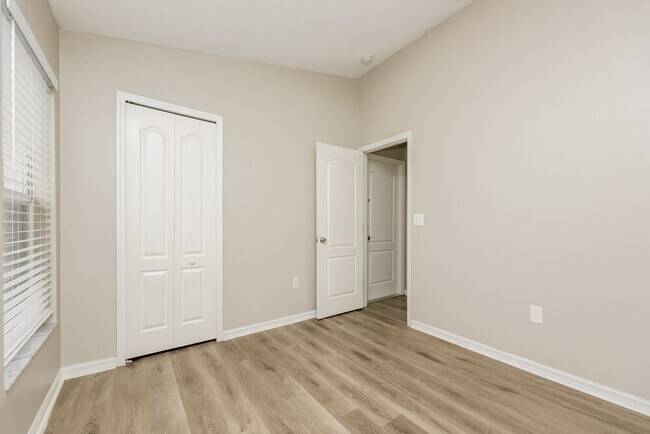 Building Photo - 447 Maple Pointe Dr