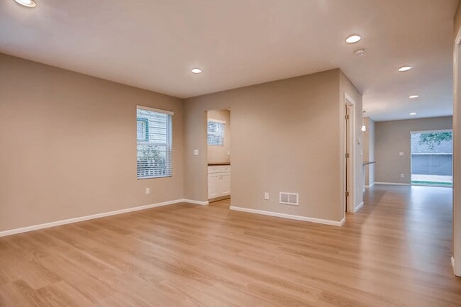 Building Photo - Spacious 5 BED Home for Lease
