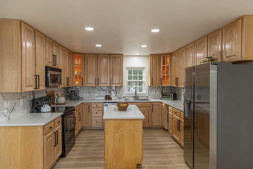 Building Photo - 212 Ambler St