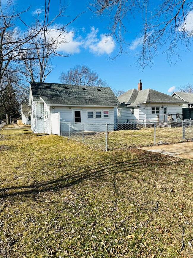 Building Photo - Renovated 3-Bedroom Gem within walking dis...