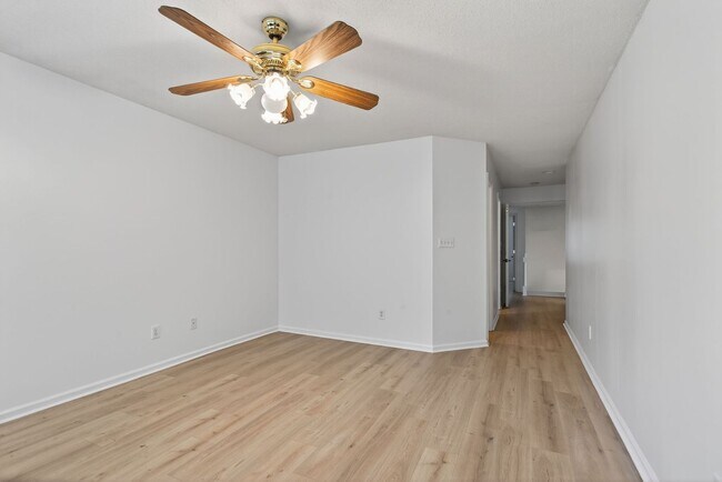 Building Photo - 302 Dorothy Dr