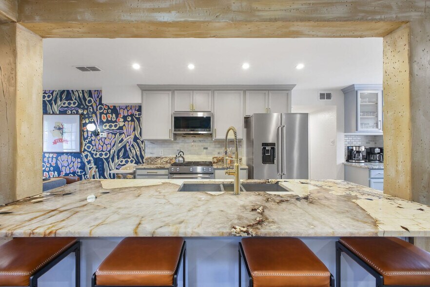 Building Photo - 8922 Hetherington Dr