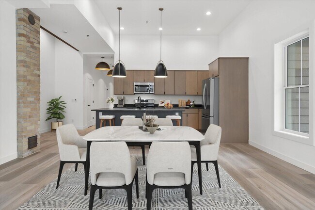 Building Photo - 308 Oak St