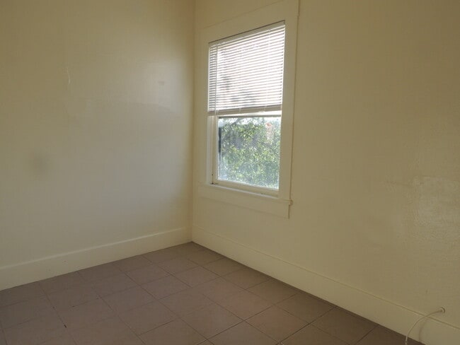 Building Photo - 532 21st St