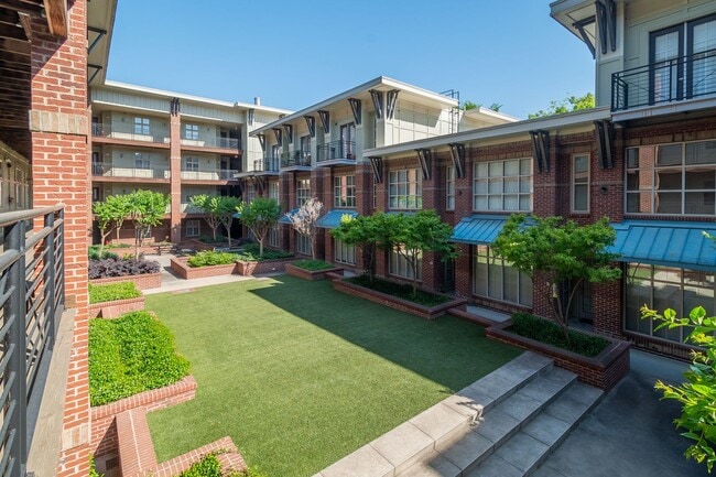 Building Photo - Wonderful 2bd/2bth uptown condo! lots of space in a beautiful building