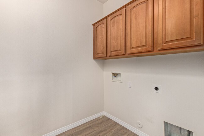 Building Photo - Lovely home in cul-de-sac lot with fenced pool!